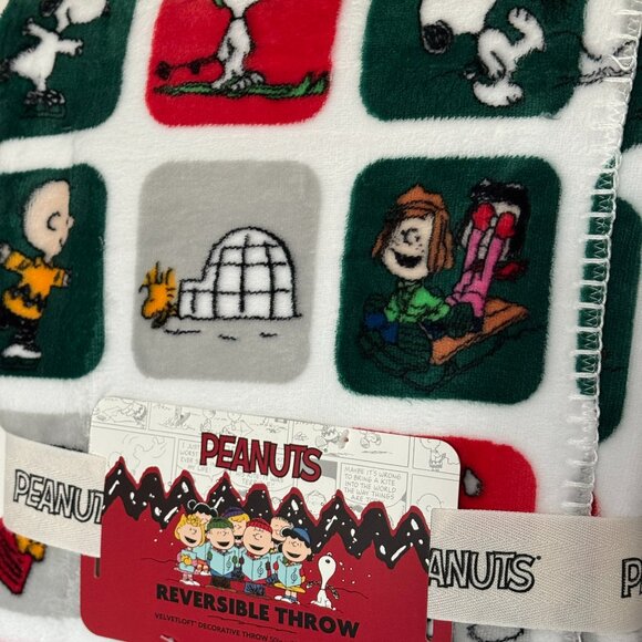Peanuts Winter Reversible decorative Throw | Snoopy and the gang Christmas Throw - Picture 3 of 8